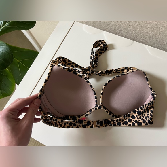 Like New- Women’s Victoria’s Secret Push Up Swimsuit
Size 32B top 
Small Bottom - Picture 2 of 5